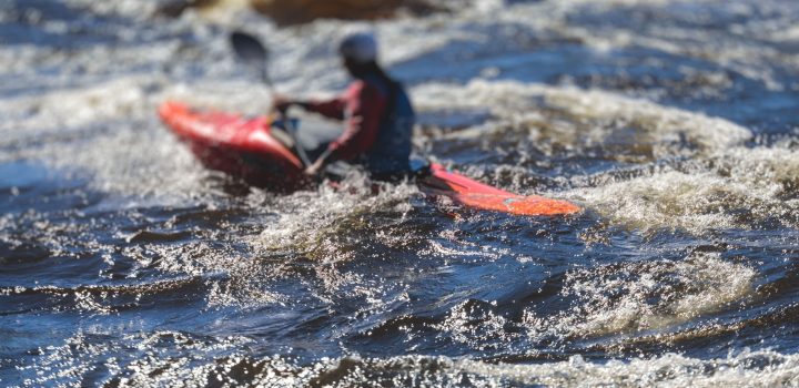 wildwater onstuimig crisis natuur flow kajak kanoe rivier raften rafting 123rf 2024